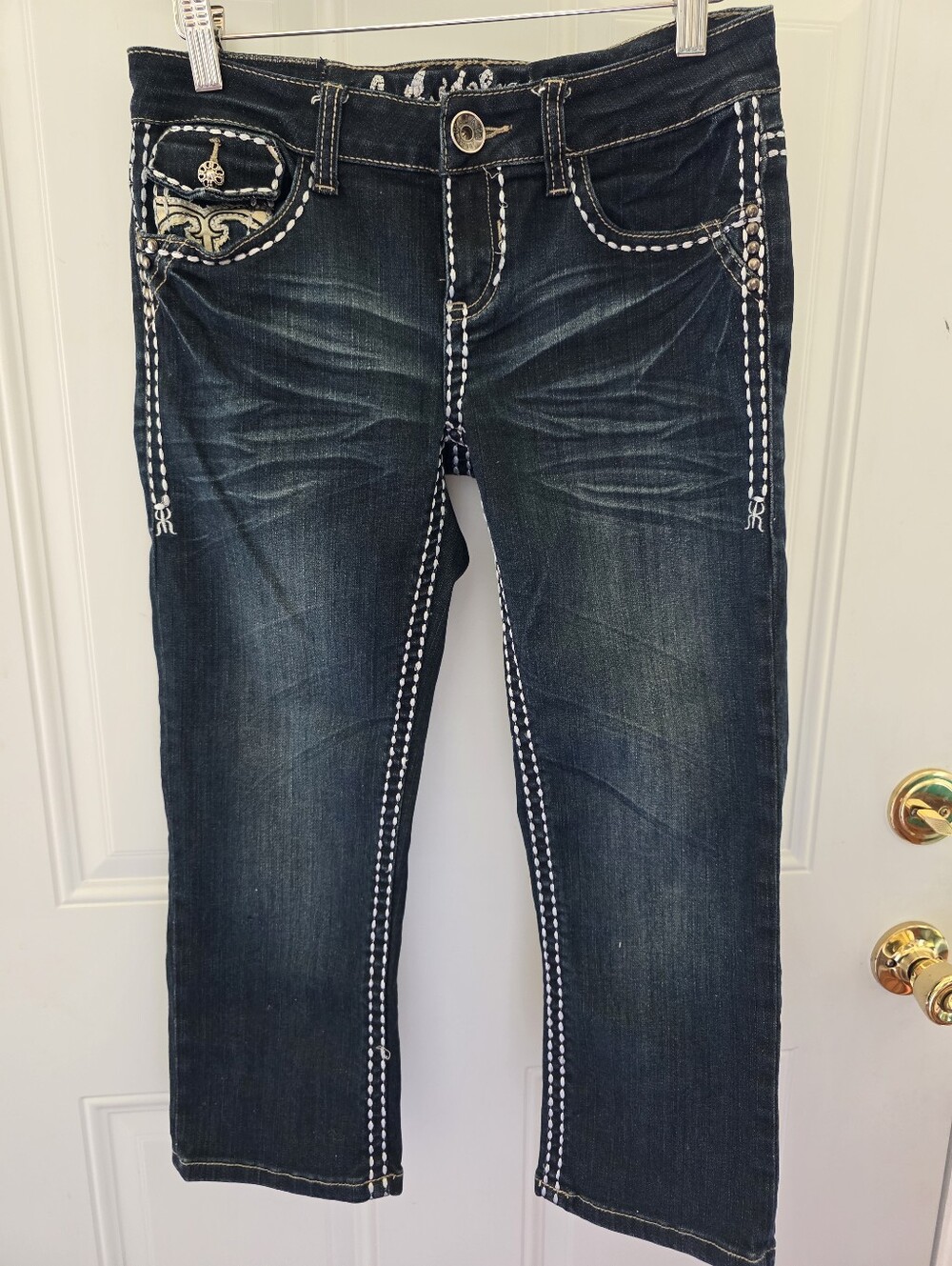 LA Idol Dark Wash Embroidered Stitch Capris -Size 7